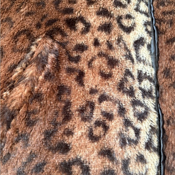 Vintage Y2K Leopard Print Faux Fur Vest – Cejlon Zip Up Animal Print Fuzzy Vest - Picture 6 of 9